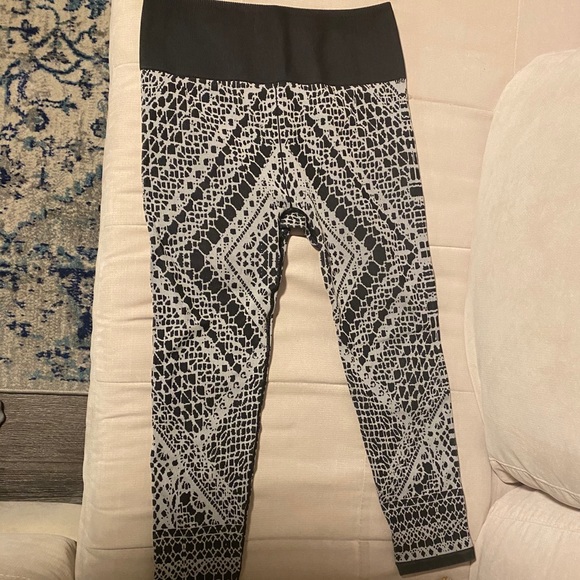 Fabletics Leggings Size Medium - Picture 3 of 3